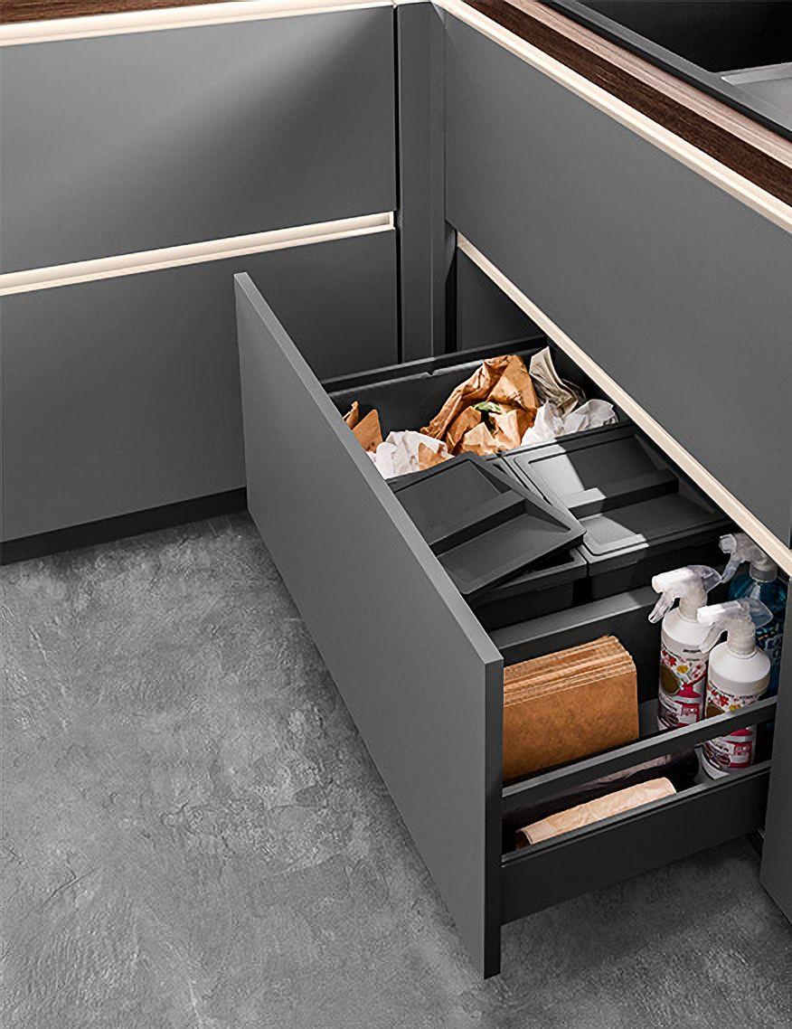 Mülltrennsystem im Küchenschrank mit mehreren Abfallbehältern für getrennte Entsorgung.